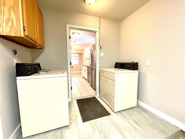 Building Photo - 703 Twin Oak Trail