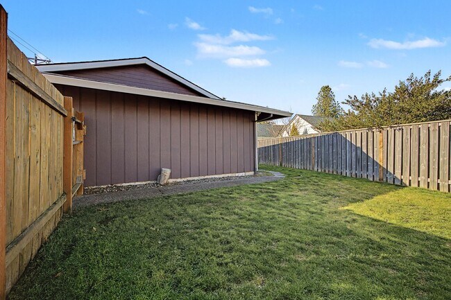 Building Photo - 421-423 Toliver Rd