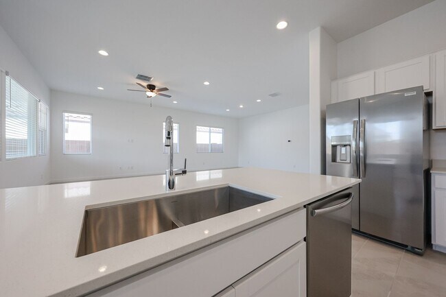 Building Photo - Beautiful 4 bedroom plus den home in Aloravita