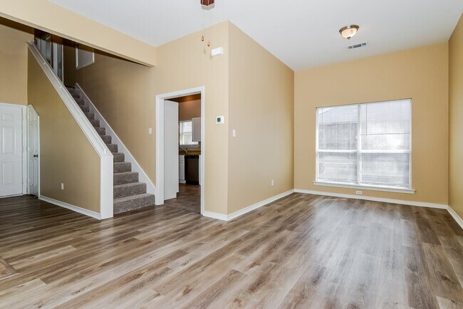 Building Photo - 1500 Hackamore St