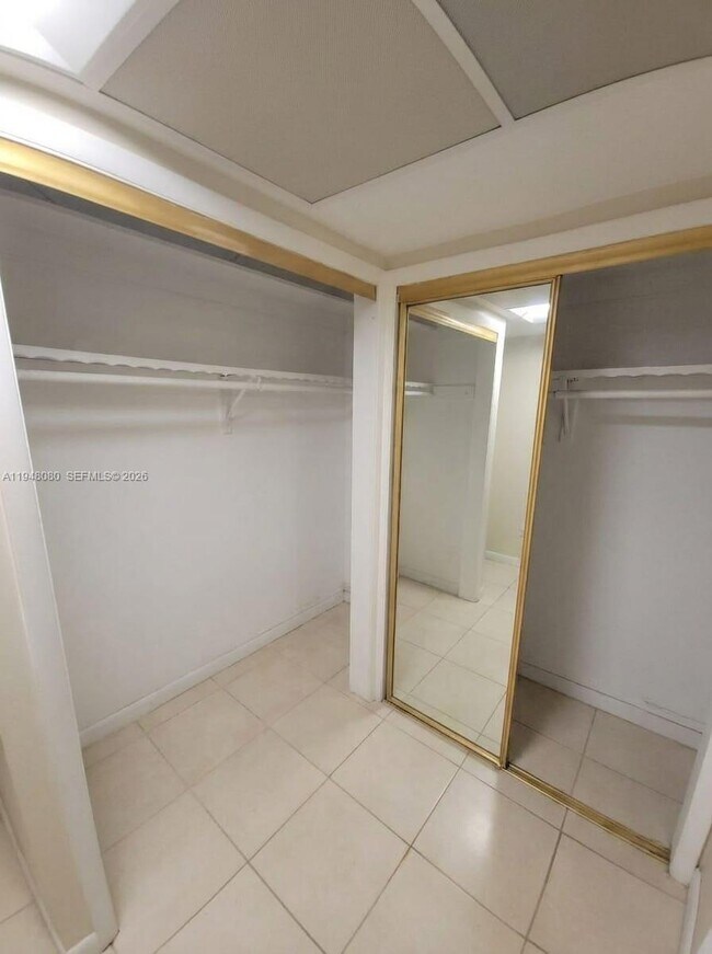 Building Photo - 1591 NE Miami Gardens Dr