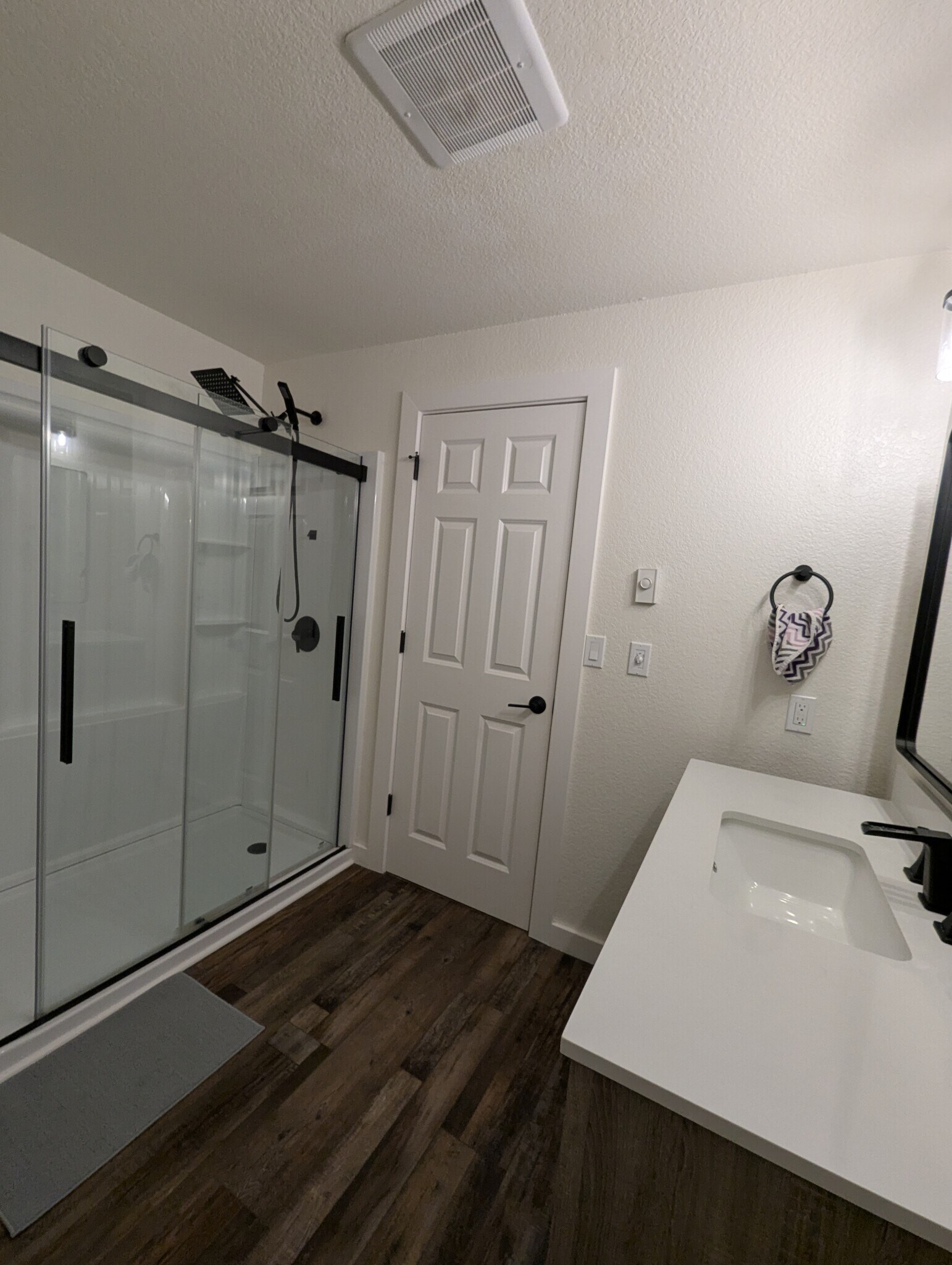 Upstairs Bathroom - 319 10th Ave SE