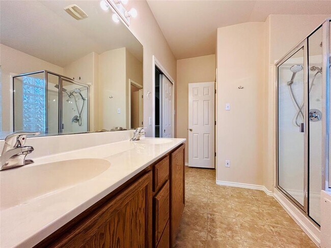 Building Photo - 468 Clarence Ct