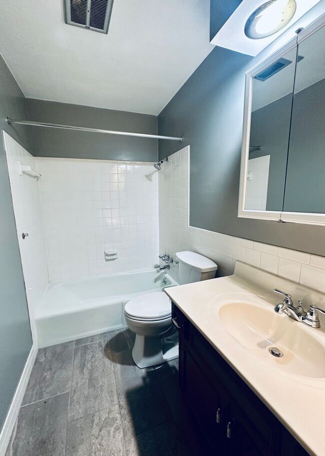 Building Photo - {12119} Spacious Home in Fantastic Locatio...