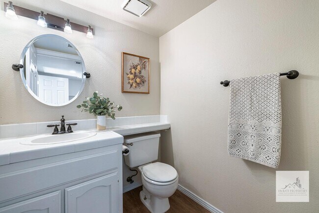 Building Photo - 805 E Buckhill Rd