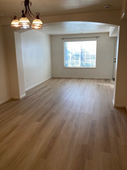 Living area - 1440 Cobblestone Ln