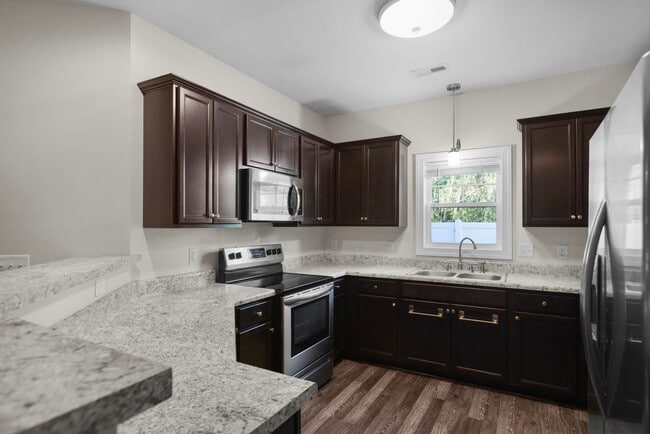 Building Photo - Townhouse For Rent! Rebated Application Fe...