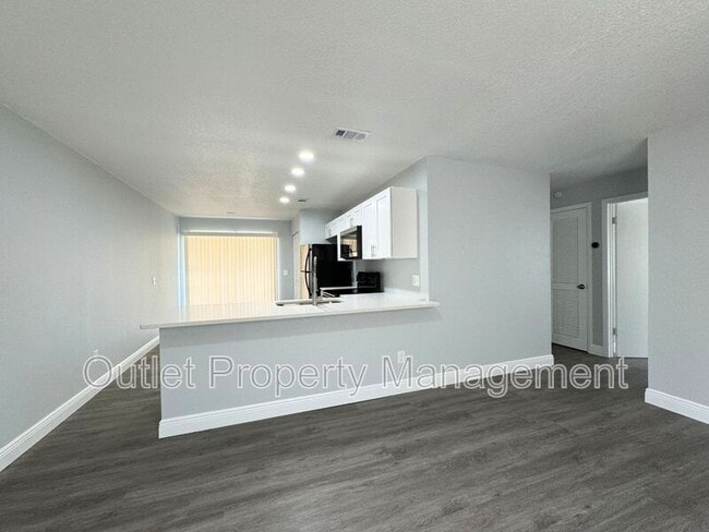 Building Photo - 440 S Hill Ave