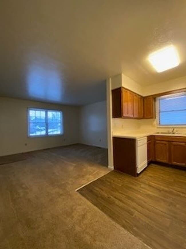 Building Photo - 124 S Silverwood Ln