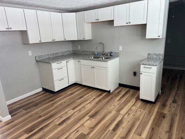 Building Photo - 216 Braun St