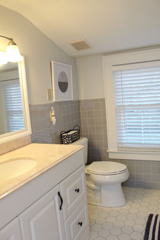 Building Photo - LARCHMONT