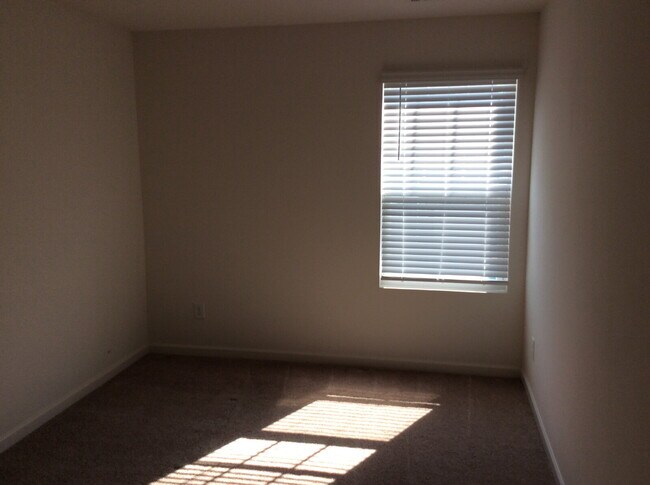 Building Photo - Newer Decatur Townhome