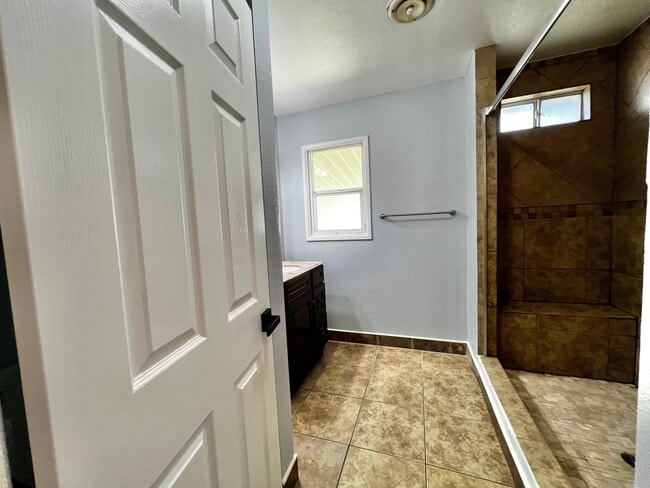 Building Photo - 214 Faber St