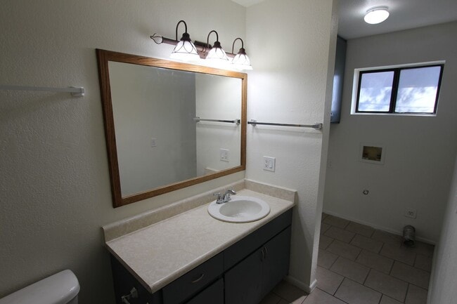 Building Photo - (594) 2905 N. Third Street Unit #3