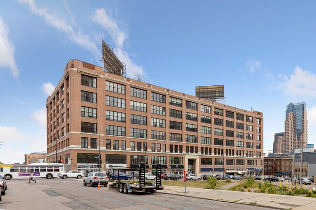 On Robert Street in downtown Saint Paul, close to dining and transit. - 500 Robert St N
