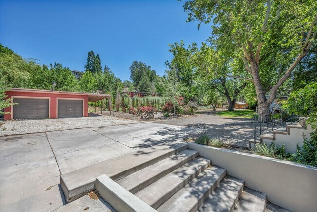 Building Photo - Charming Modern Industrial Fully Furnished Home for Lease