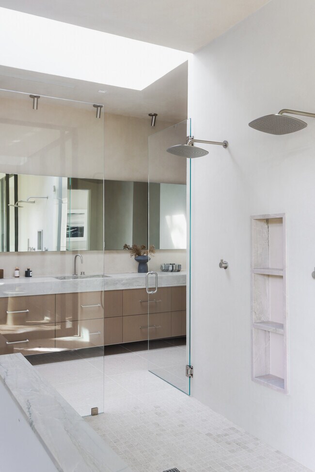 Building Photo - 2106 Matthews Dr