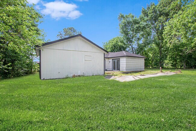 Building Photo - 10906 Panay Dr
