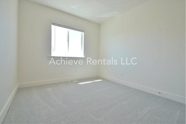 Building Photo - 360 N 2650 W