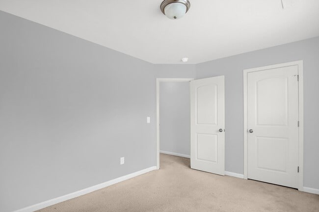 Building Photo - Updated 2BR/2.5BA Townhome