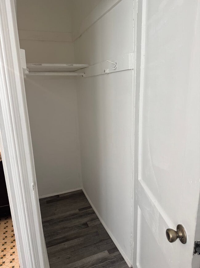 Building Photo - Studio, 1 bathroom apartment ready for move in!