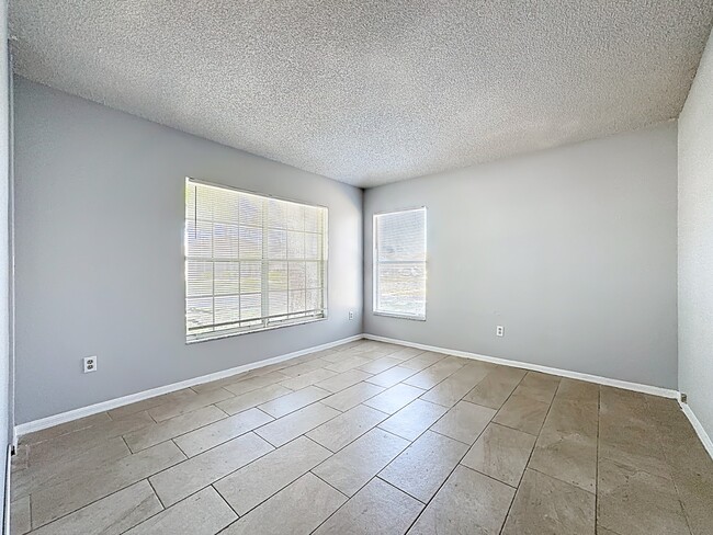 Building Photo - Spacious 4-Bedroom Retreat with 2 Baths in Brandon - 2103 Sq. Ft. of Comfort Awaits!