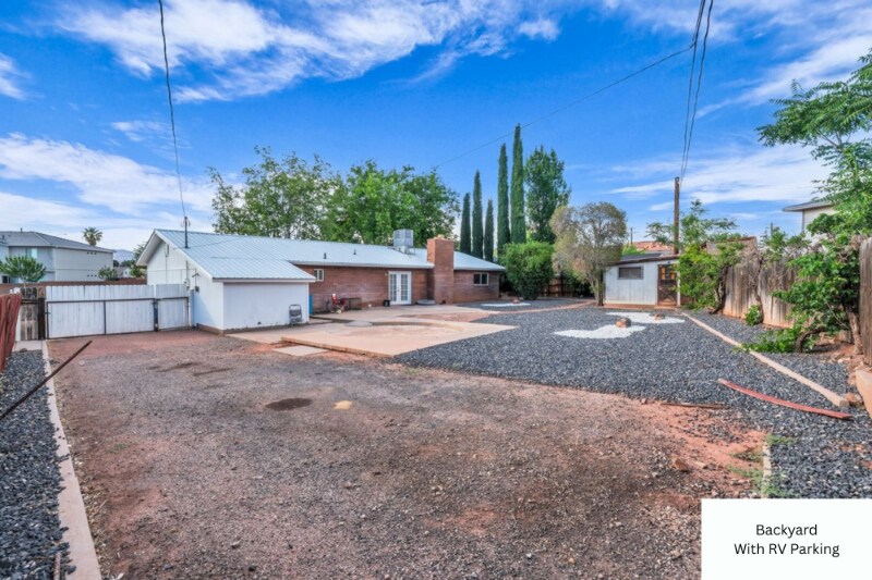 Building Photo - 726 N Valley View Dr