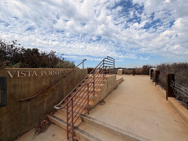 Building Photo - Beautiful 3 Bedroom, 2.5 Bathroom Newport ...