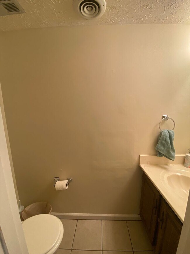 Building Photo - 2 Bed 2.5 Bath Condo
