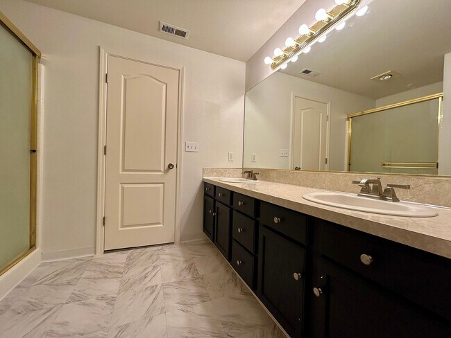Building Photo - Welcome to this charming 3-bedroom, 2.5-bathroom house located in Vancouver, WA!