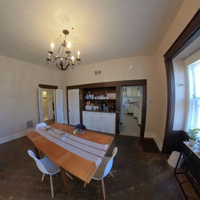 Building Photo - 521 E 2nd St