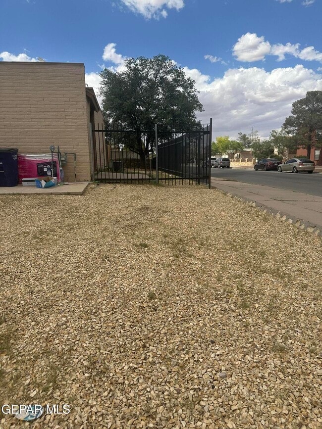 Building Photo - 10425 Ashwood Dr