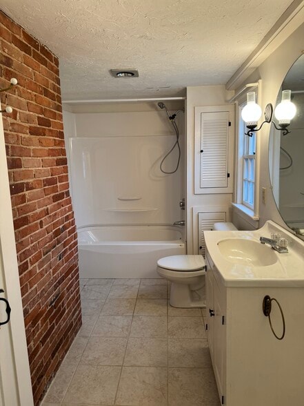 Building Photo - 39 Jarves St