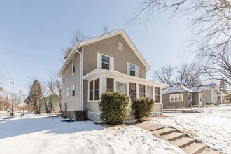 Building Photo - ! Available February !  4 Bed 2 Bath Cedar Falls Home