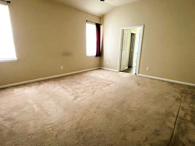 Building Photo - 1014 Spring Lakes Haven