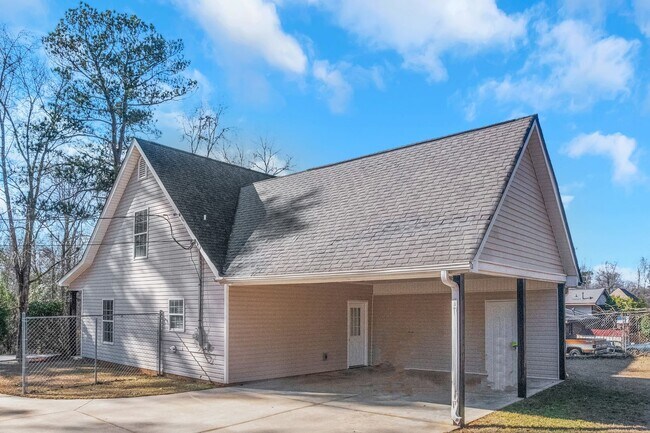 Building Photo - Adorable 3BR / 2Bath Home in Griffin! 1 Acre Lot!