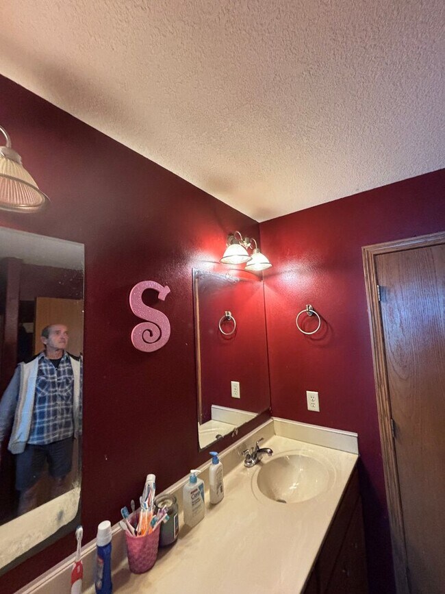 Building Photo - AVAILABLE NOW!!!  1 bedroom, 1 bath house ...