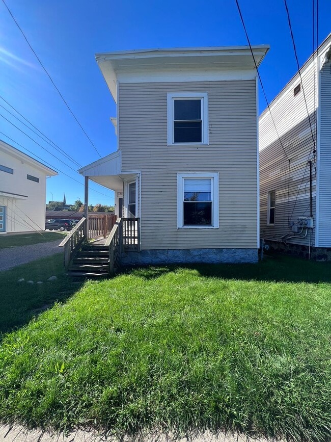 Primary Photo - Bright Upper Two Bedroom Unit! Recently Remodeled!