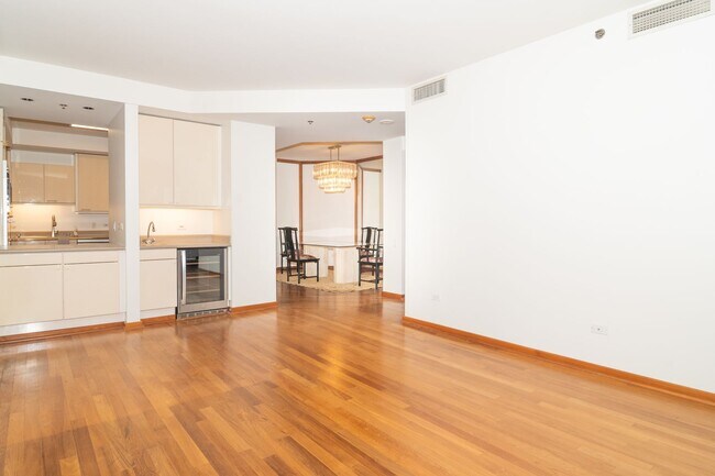 Building Photo - Spacious Condo, Exclusive Building - Honolulu