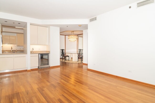 Building Photo - Spacious Condo in the Heart of Honolulu