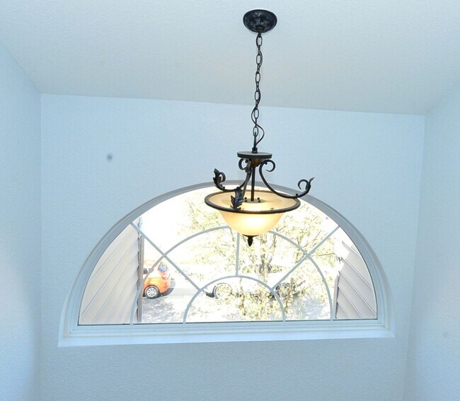 Building Photo - Beautiful Townhome/condo