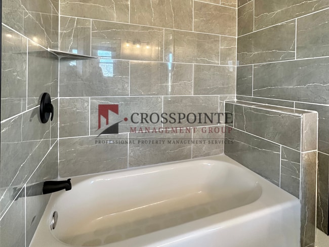 Building Photo - 526 S Bonner Ave