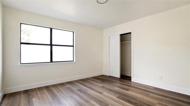 Building Photo - Renovated Waterfront Home