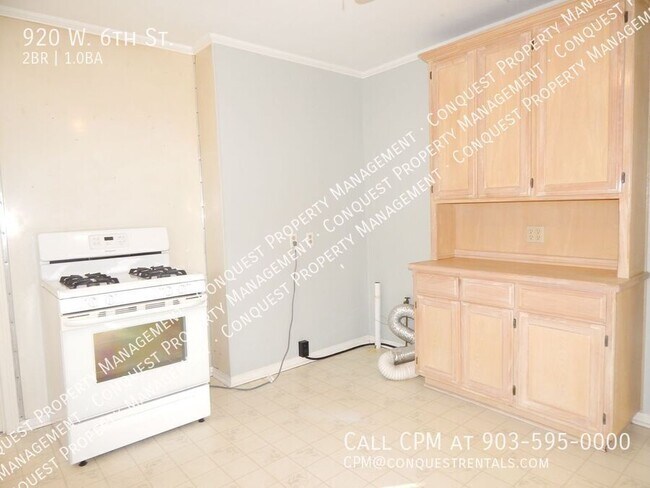 Building Photo - 920 W 6th St