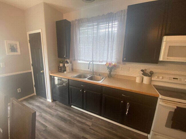 Building Photo - Beautiful 3 bedroom 2 Bath Home in South Brighton Area