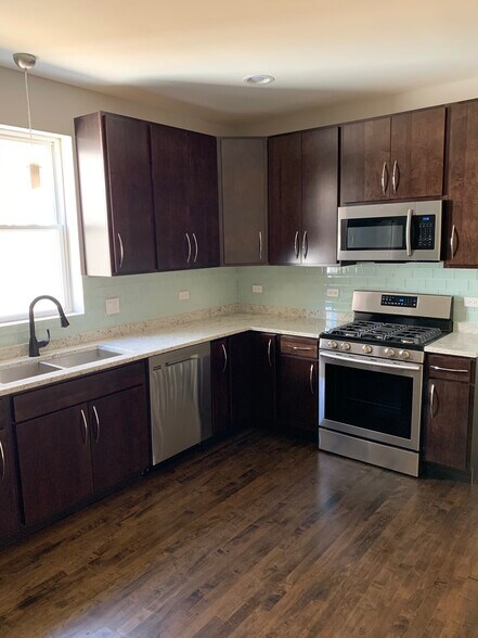 Building Photo - 5315 W Montrose Ave