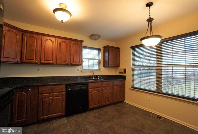 Building Photo - 458 Country Club Dr