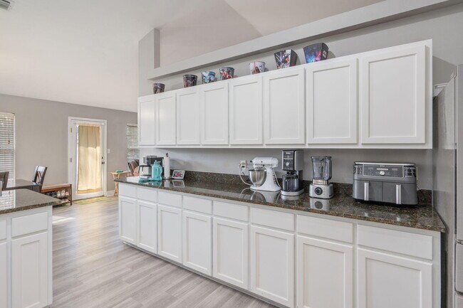 Building Photo - 6100 Saddle Horse Ln