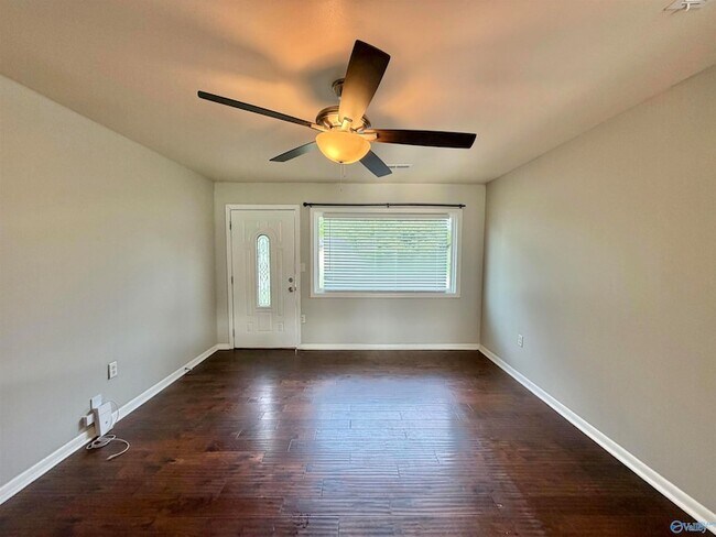 Building Photo - 2110 Fernbrook Dr NE