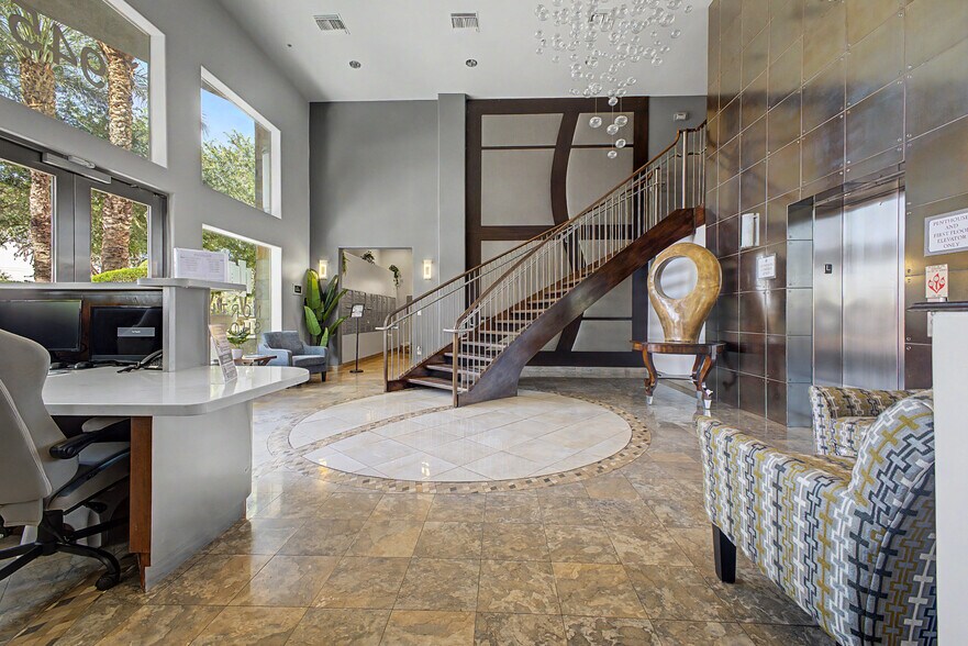 Building Photo - 945 E Playa del Norte Dr